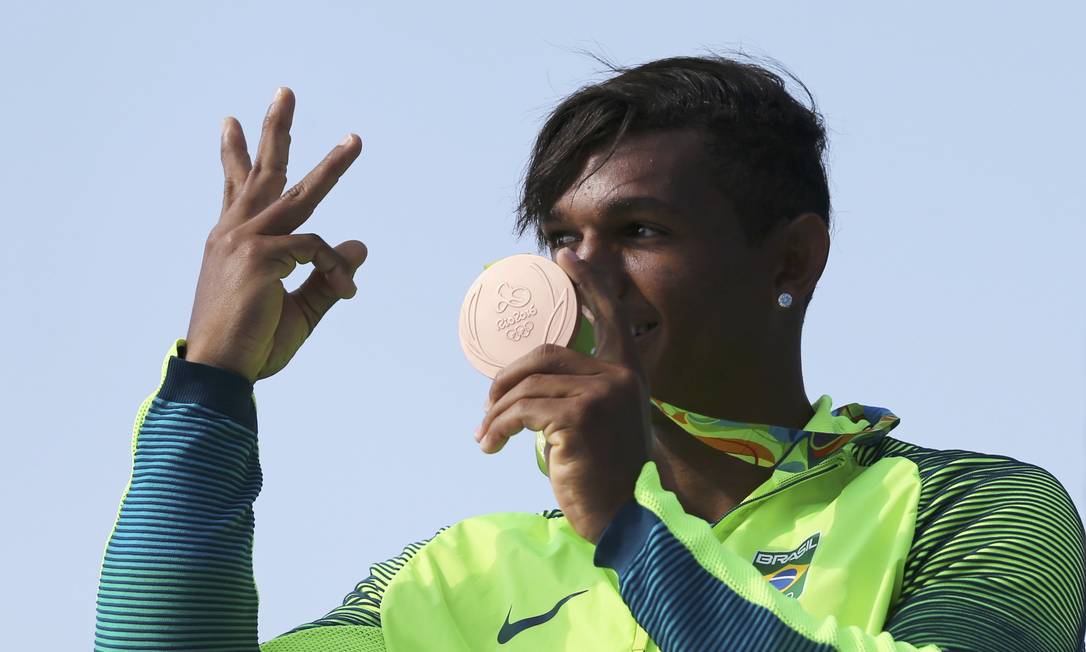 Ele quer mais: Isaquias Queiroz comemora o bronze, sua segunda medalha na Olimpíada, e avisa que vai em busca da terceira Foto: MARCOS BRINDICCI / REUTERS