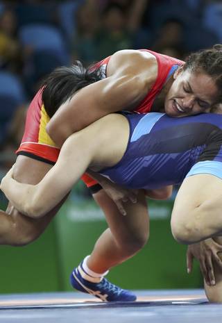 Aline Silva vence japonesa e vai às quartas de final na luta livre