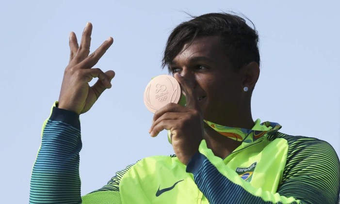 Após levar o bronze, Isaquias busca no sábado a terceira medalha nos Jogos Rio-2016 Foto: MARCOS BRINDICCI / REUTERS