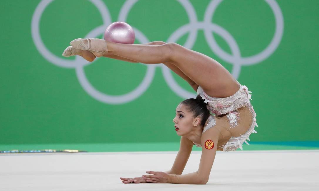 Atleta da Paralimpíada acompanha apresentações de ginástica rítmica por