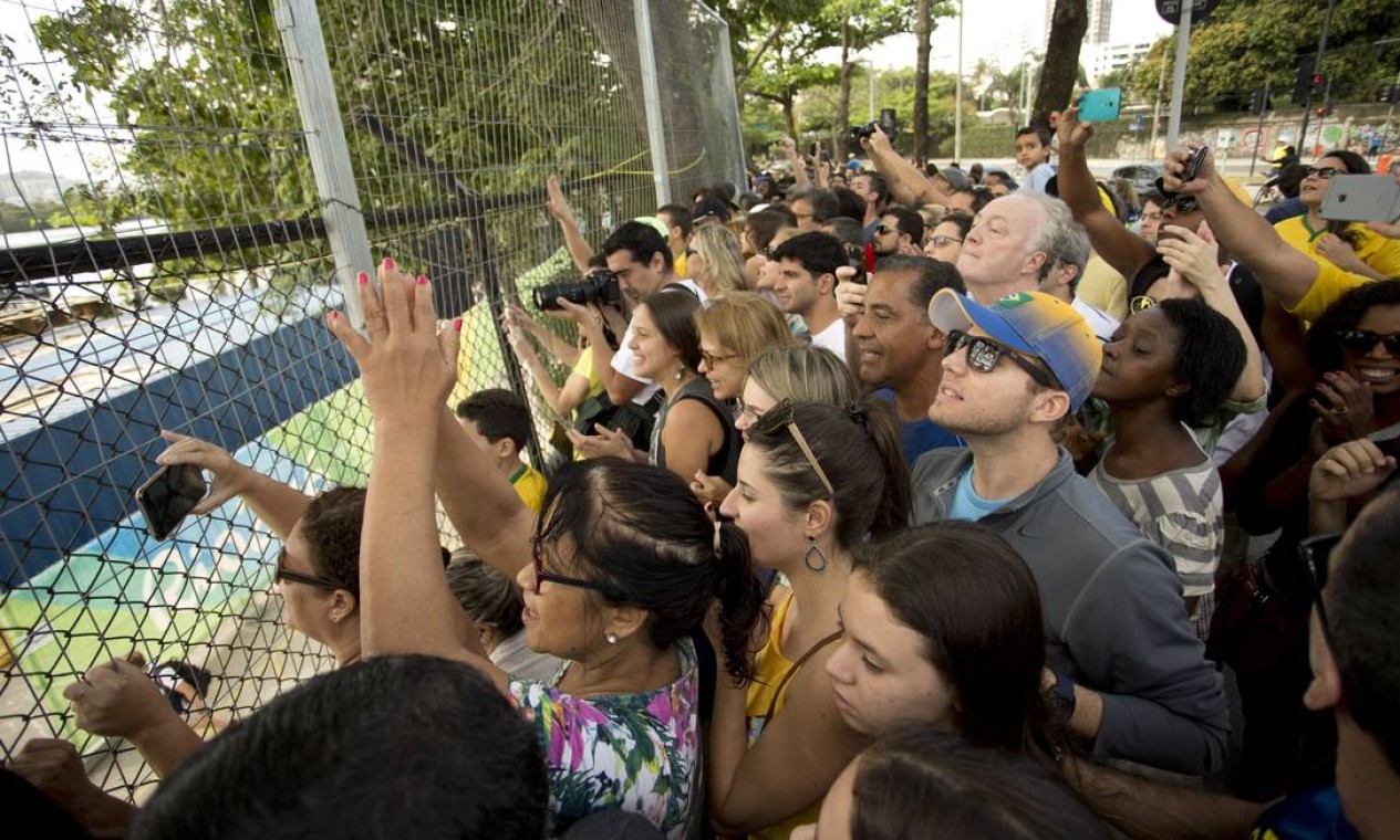 Centenas de pessoas se aglomeram perto da raia olímpica para torcer Foto: Márcia Foletto / Agência O Globo