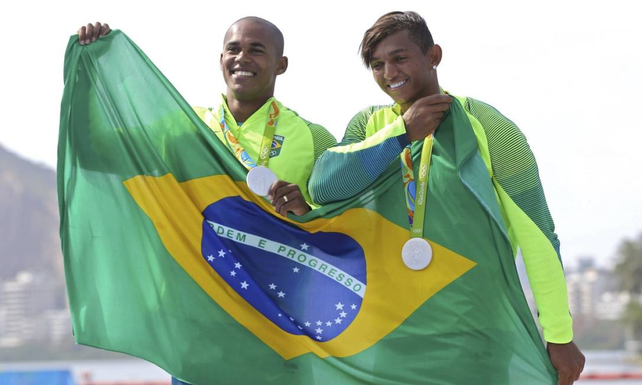 Campeões mundiais da prova, Isaquias Queiroz e Erlon de Souza conquistaram a prata nos 10.000m da canoa dupla Foto: MURAD SEZER / REUTERS