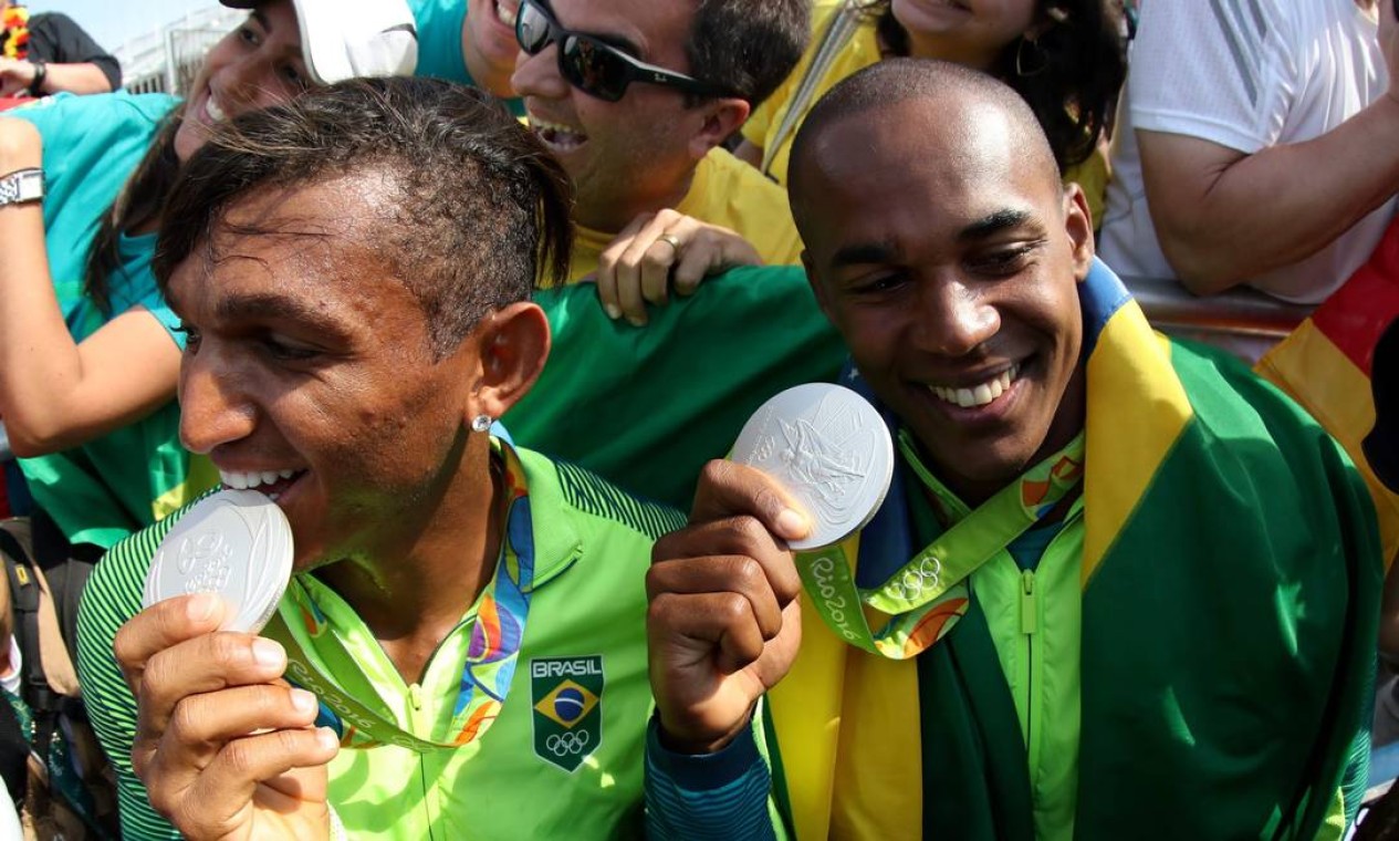 Isaquias Queiroz e Erlon de Souza conquistaram a prata nos 10.000m da canoa dupla Foto: Marcelo Carnaval / Agência O Globo