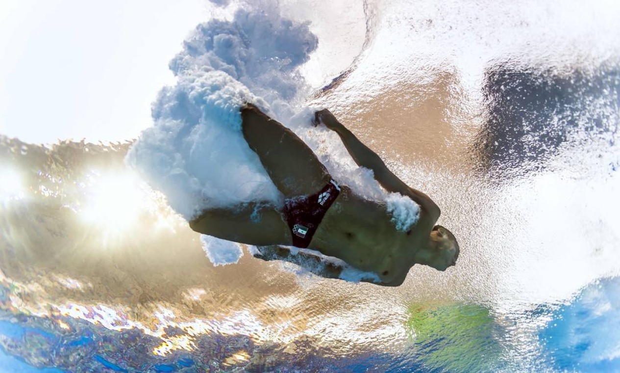 Câmera subaquática mostra o fim do salto do mexicano Saul Sanchez, pela semifinal da plataforma de 10m Foto: FRANCOIS-XAVIER MARIT / AFP