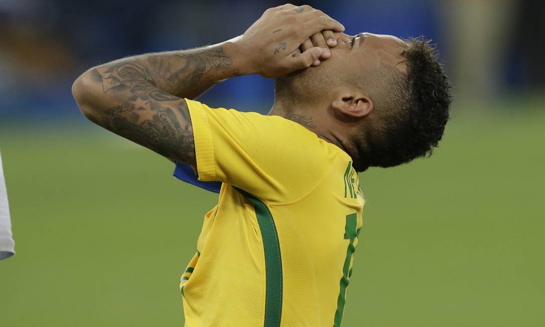 Neymar celebra a cobrança que garantiu a vitória contra a Alemanha e o ouro olímpico Foto: Leo Correa / AP