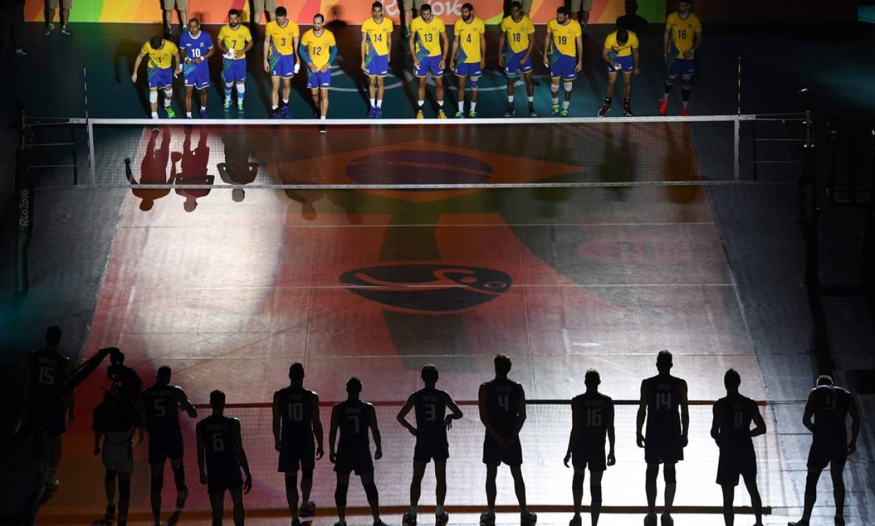 A entrada das equipes de Brasil e Itália na quadra do Maracanãzinho, para a final do torneio de vôlei masculino dos Jogos Rio-2016 Foto: KIRILL KUDRYAVTSEV / AFP