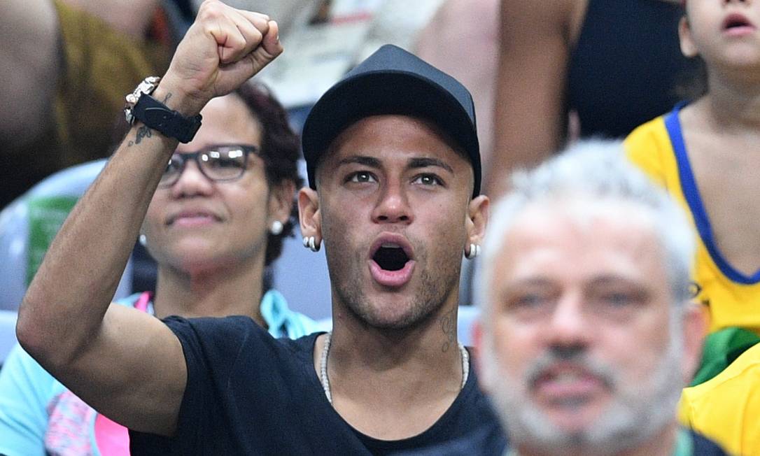 Neymar foi ao Maracanãzinho para assistir a partida de vôlei masculino entre Brasil e Itália. Após três sets, brasileiros conquistaram a medalha de ouro Foto: AFP PHOTO / Johannes EISELE