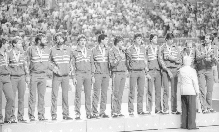 Bernardinho (o segundo da esquerda para a direita) era o levantador reserva da equipe medalhista de prata nos Jogos Olímpicos de Los Angeles Foto: Aníbal Philot 11/08/1984 / Agência O Globo