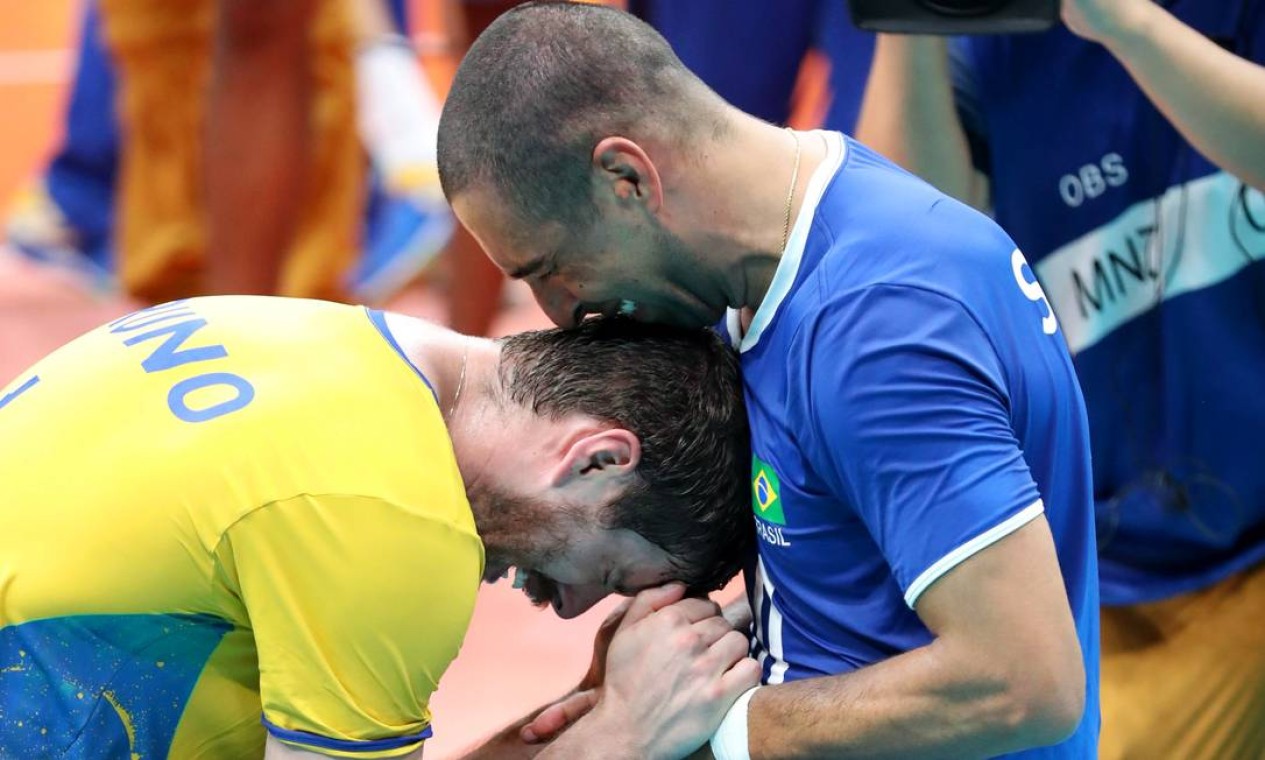 Bruninho e Seginho choram ao conquistarem a medalha de ouro Foto: Marcelo Carnaval / Agência O Globo