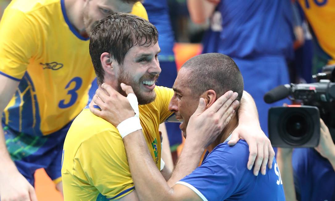 Bruninho e Serginho se abraçam depois de conquistarem a medalha de ouro na Olimpíada do Rio Foto: Marcelo Carnaval/Agência O Globo