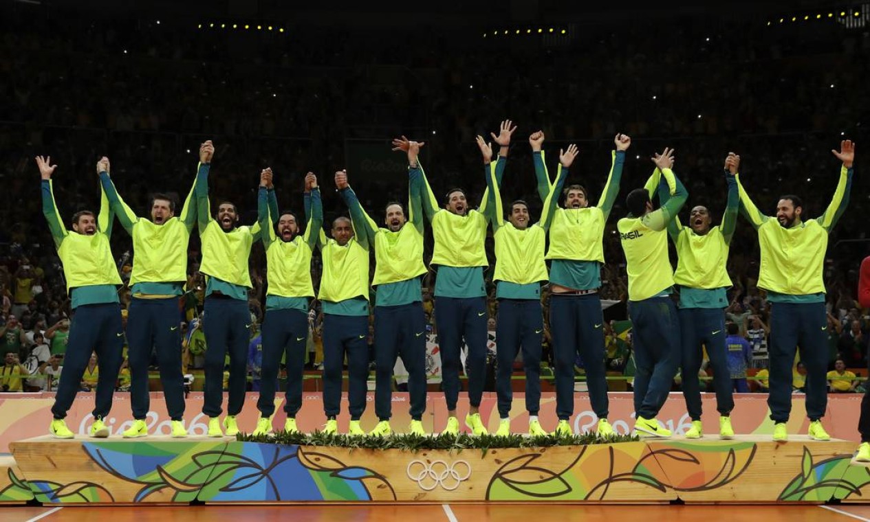 Equipe brasileira sobe ao pódio para receber a medalha de ouro Foto: Matt Rourke / AP