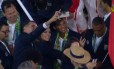 Isaquias Queiroz, da canoagem, é alvo de selfies de outros atletas no encerramento dos Jogos
