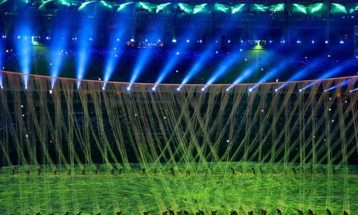 Cena da festa de início da Olimpíada do Rio-2016, no Maracanã: Brasil fez sua imagem lá fora e aqui Foto: Pedro Kirilos