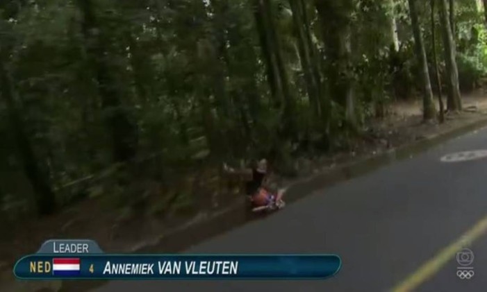 Annemiek van Vleuten liderava a prova quando caiu da bicicleta, em curva de velocidade Foto: Reprodução