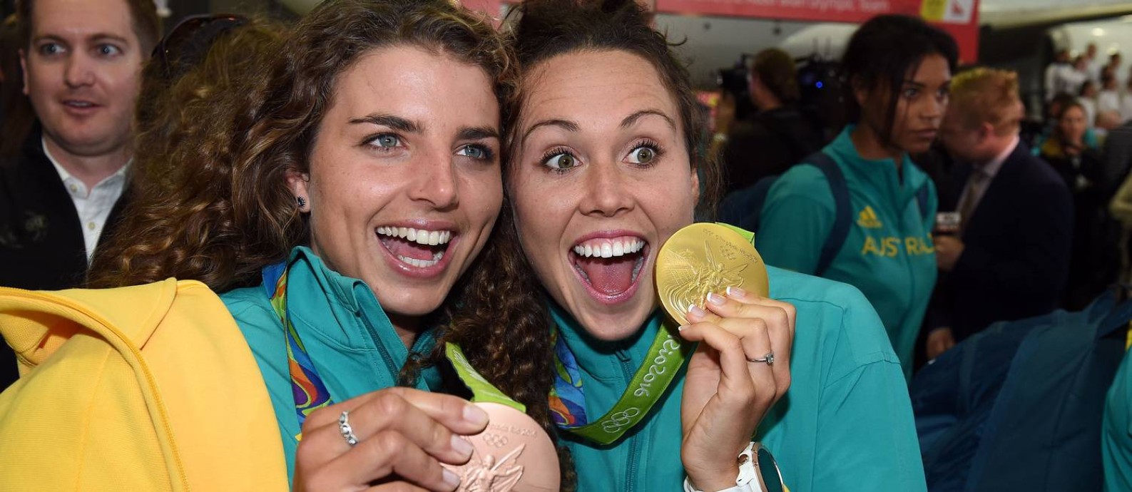 As atletas australianas Jessica Fox e Chloe Esposito exibem suas medalhas no retorno a Sydney. Muita felicidade e recomendação de sexo seguro Foto: SAEED KHAN / AFP
