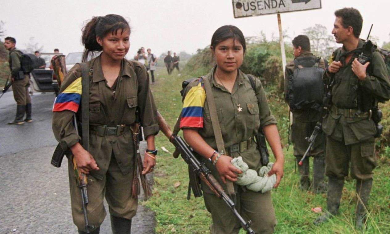 Guerrilheiras se dispersam na cidade de Silvia, em Cauca, após ataque em 1999 Foto: Henry Romero / REUTERS