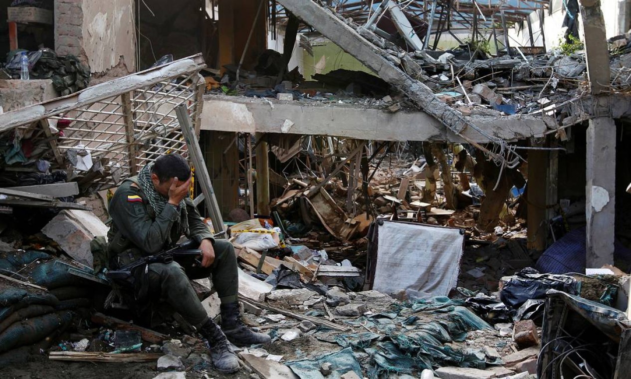 Policial chora em meio a ruínas de delegacia em Inza alvo de ataque a bomba pelas Farc, em 2008 Foto: Jaime Saldarriaga / REUTERS