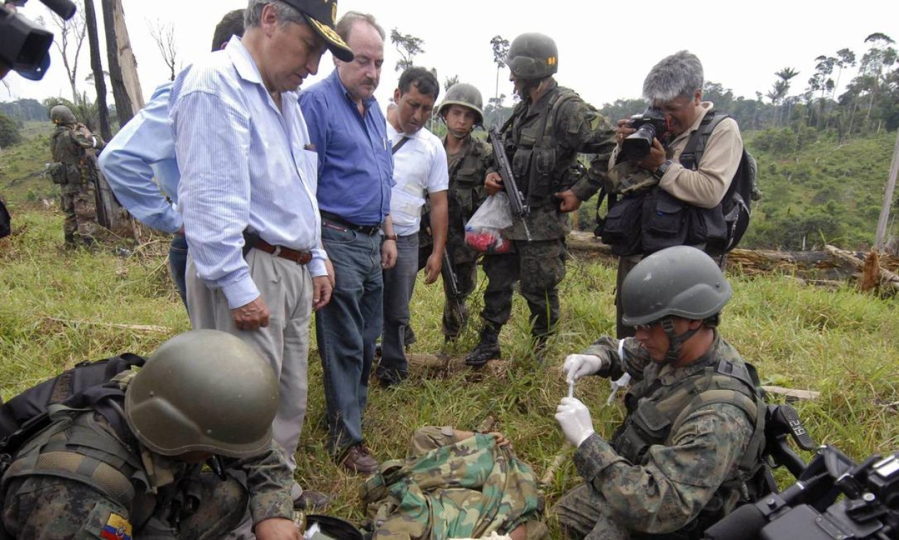 Ministros da Defesa do Equador, Wellington Sandoval, observa tratamento a guerrilheiro das Farc atingido por bombardeio da Colômbia. Episódio fez o país retirar seu embaixador de Bogotá, acusando o país vizinho de invadir seu território Foto: AFP