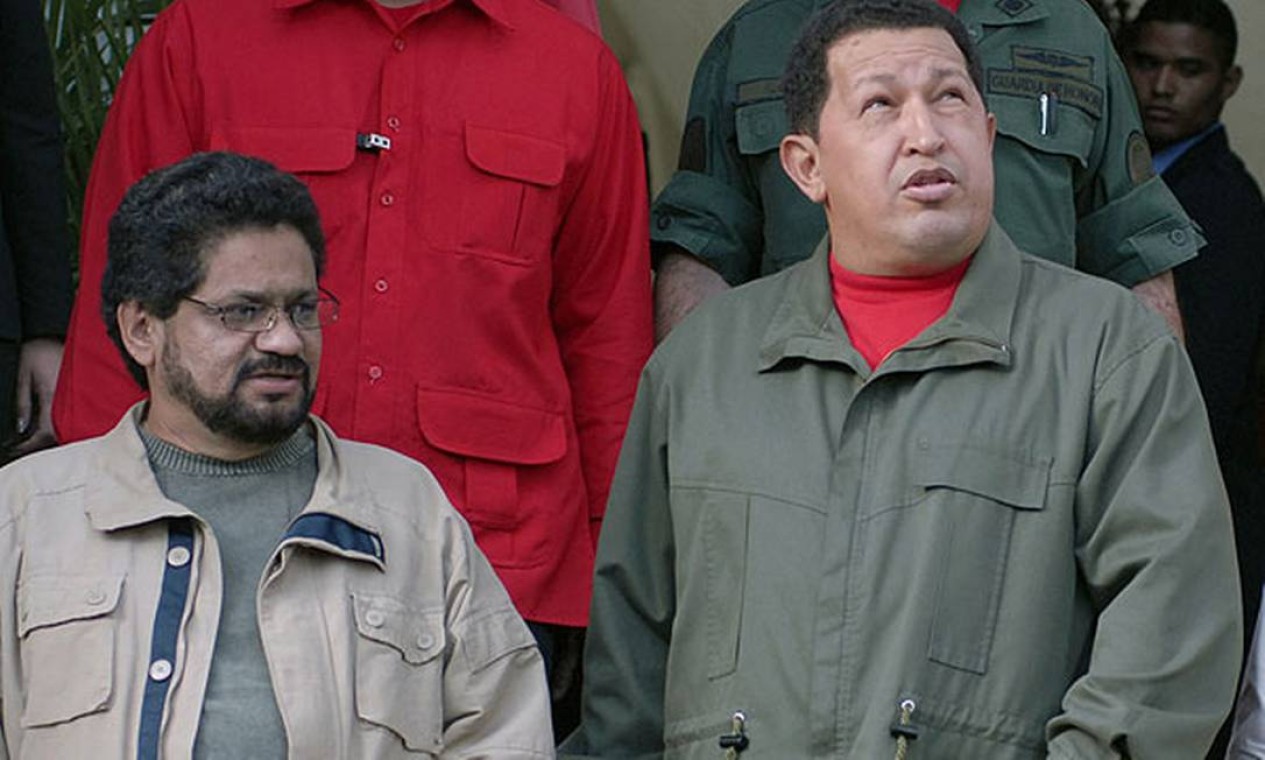 Promovido a mediador do diálogo entre Colômbia e Farc, o presidente venezuelano, Hugo Chávez, era considerado próximo ao grupo, o que provocou tensões com o governo de Álvaro Uribe. Na imagem, ele aparece com o comandante Iván Márquez Foto: Reprodução