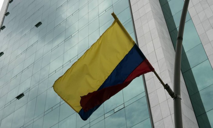 The Colombian flag flies outside a building in the financial district of Cali, Colombia, on Friday, Aug. 14, 2015. Colombia's central bank last month cut its forecast for 2015 economic growth to 2.8 percent from 3.2 percent. Annual inflation accelerated to 4.46 percent in July, above the upper limit of the bank's target range for a sixth straight month. Photographer: Mariana Greif Etchebehere/Bloomberg Foto: Mariana Greif Etchebehere / Bloomberg