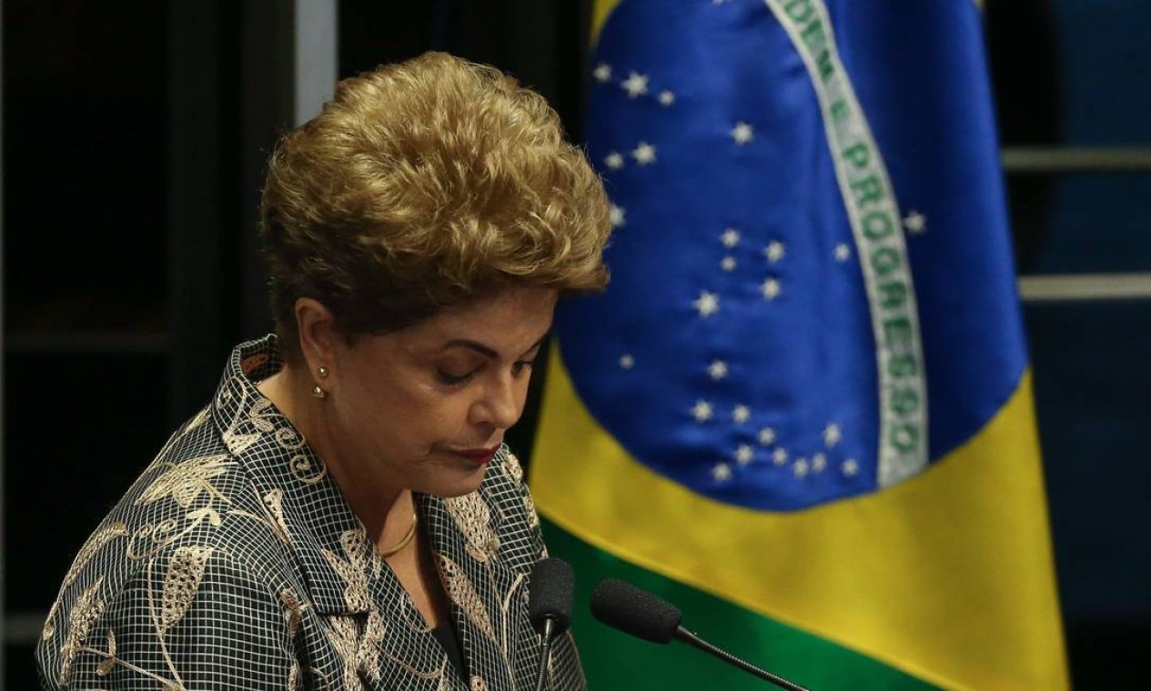 Em agosto de 2016, Dilma apresenta sua defesa na tribuna do Senado. Em discurso, afirma que país está 'a um passo do golpe' Foto: André Coelho / Agência O Globo