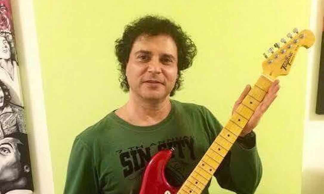
O roqueiro Roberto Frejat segura uma das duas guitarras doadas para serem leiloadas pela ONG Paraíso dos Focinhos
Foto:
Divulgação
