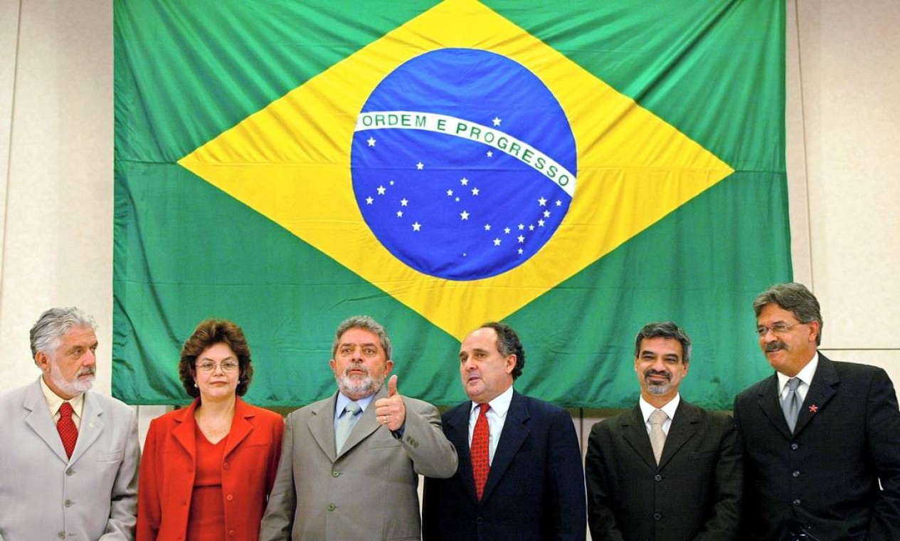 Em 2002, aparece ao lado de Lula, que apresentava seu ministério. Anunciada como ministra de Minas e Energia, ela posa para foto com Jacques Wagner (Trabalho); Cristovão Buarque (Educação); Humberto Costa (Saúde); e Nilmario Miranda (Direitos Humanos) Foto: Mauricio Lima/AFP