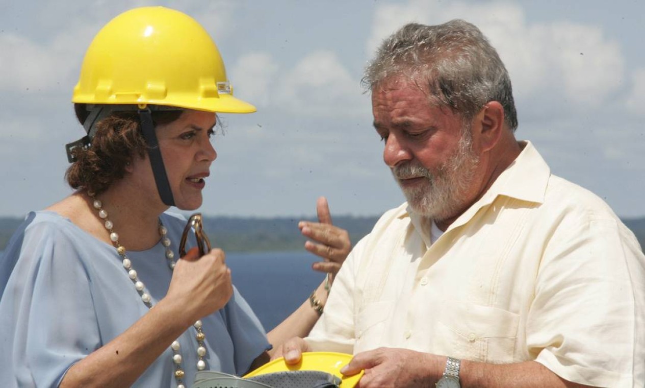Em 2009, como ministra da Casa Civil, Dilma passa a acompanhar Lula em viagens, se tornando mais conhecida. Ela foi a gerente do Programa de Aceleração do Crescimento (PAC) e coordenou o programa “Minha Casa, Minha Vida” Foto: Márcio Fernandes / Agência Estado