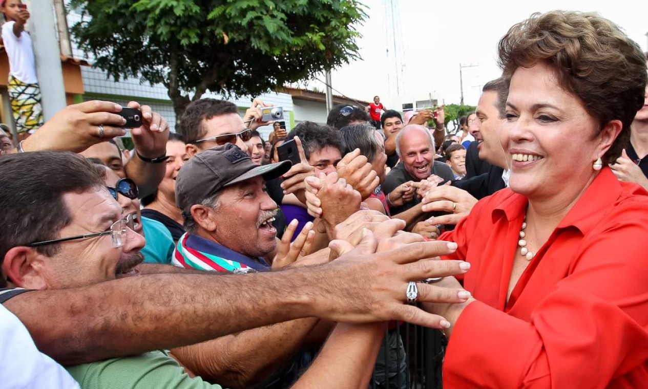 Em 2011, Dilma Rousseff é festejada após cerimônia de assinaturas de contratos de financiamento de contrapartidas para o programa "Minha Casa, Minha Vida" Foto: Roberto Stuckert Filho