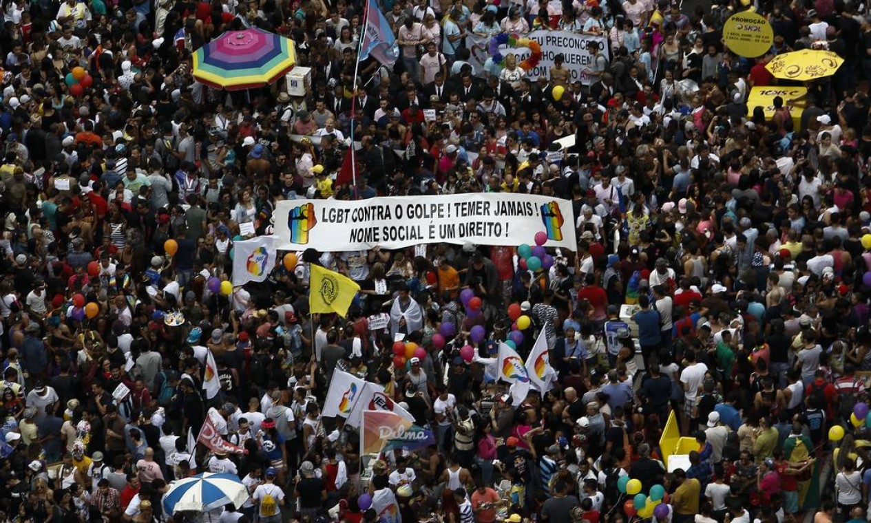 Em maio de 2016, manifestantes contra o impeachment levam bandeiras a favor de Dilma Foto: Miguel Schincariol / AFP