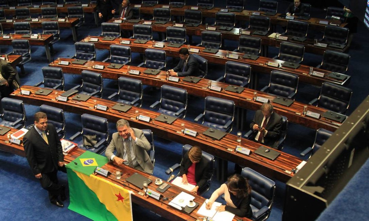 Senador Sergio Petecão (PSD-AC) leva bandeira do Acre ao Plenário do Senado. Foto: Ailton de Freitas / Agência O Globo