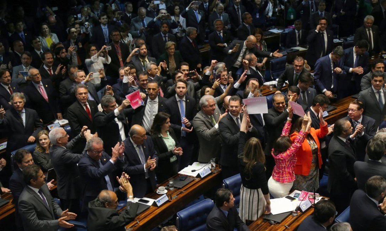 Senadores e deputados comemoram no Plenário do Senado, o resultado da votação que afastou definitivamente a presidente Dilma Foto: Ailton de Freitas / Agência O Globo