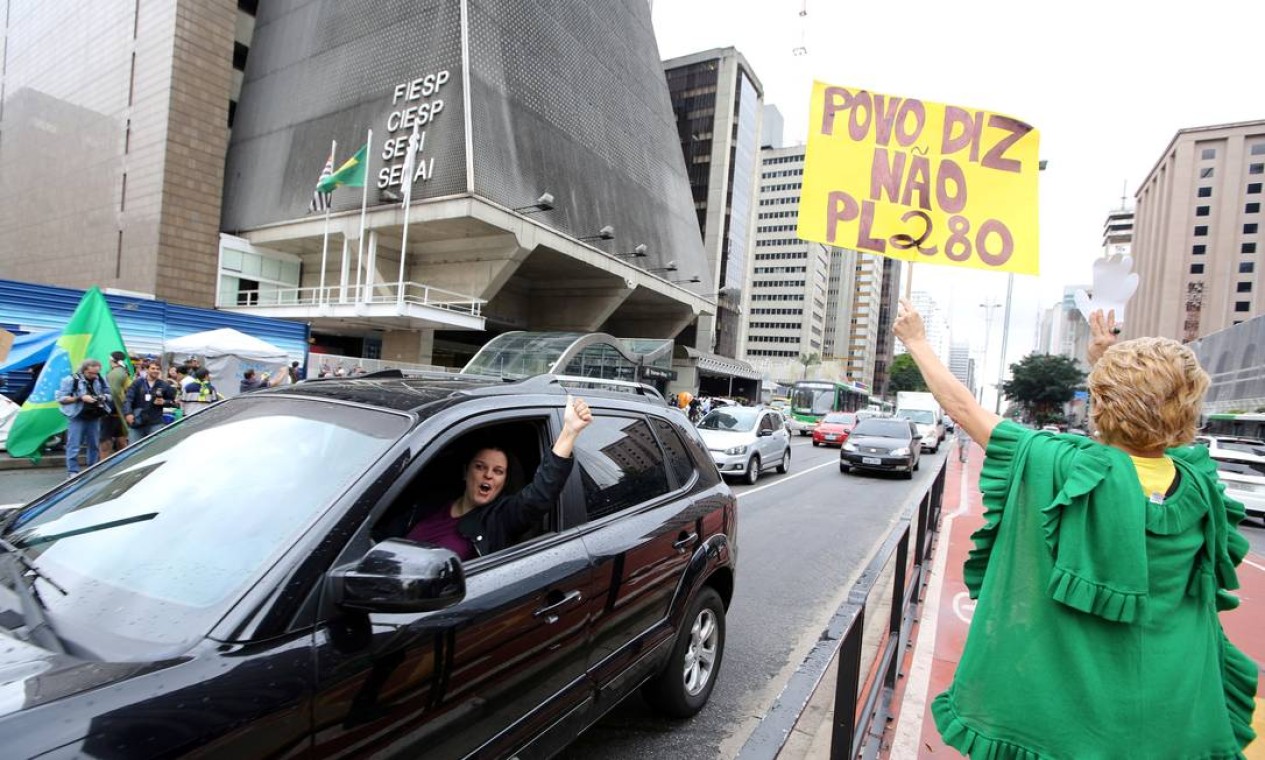 Ato aconteceu em frente ao prédio da Fiesp, na avenida Paulista Foto: PAULO WHITAKER / REUTERS