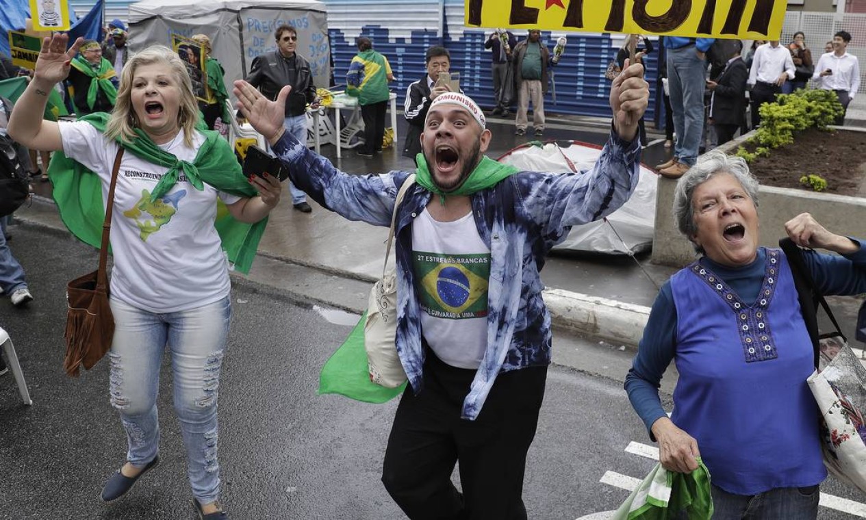 Manifestantes pró-impeachment comemoram com cartazes, bandeiras e camisetas do Brasil Foto: Andre Penner / AP