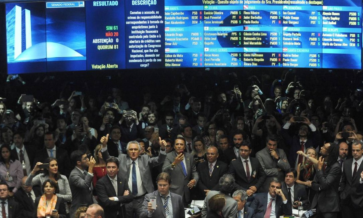 Dilma é afastada definitivamente da presidência, por 61 votos a 20, e senadores se manifestam no plenário Foto: ANDRESSA ANHOLETE / AFP