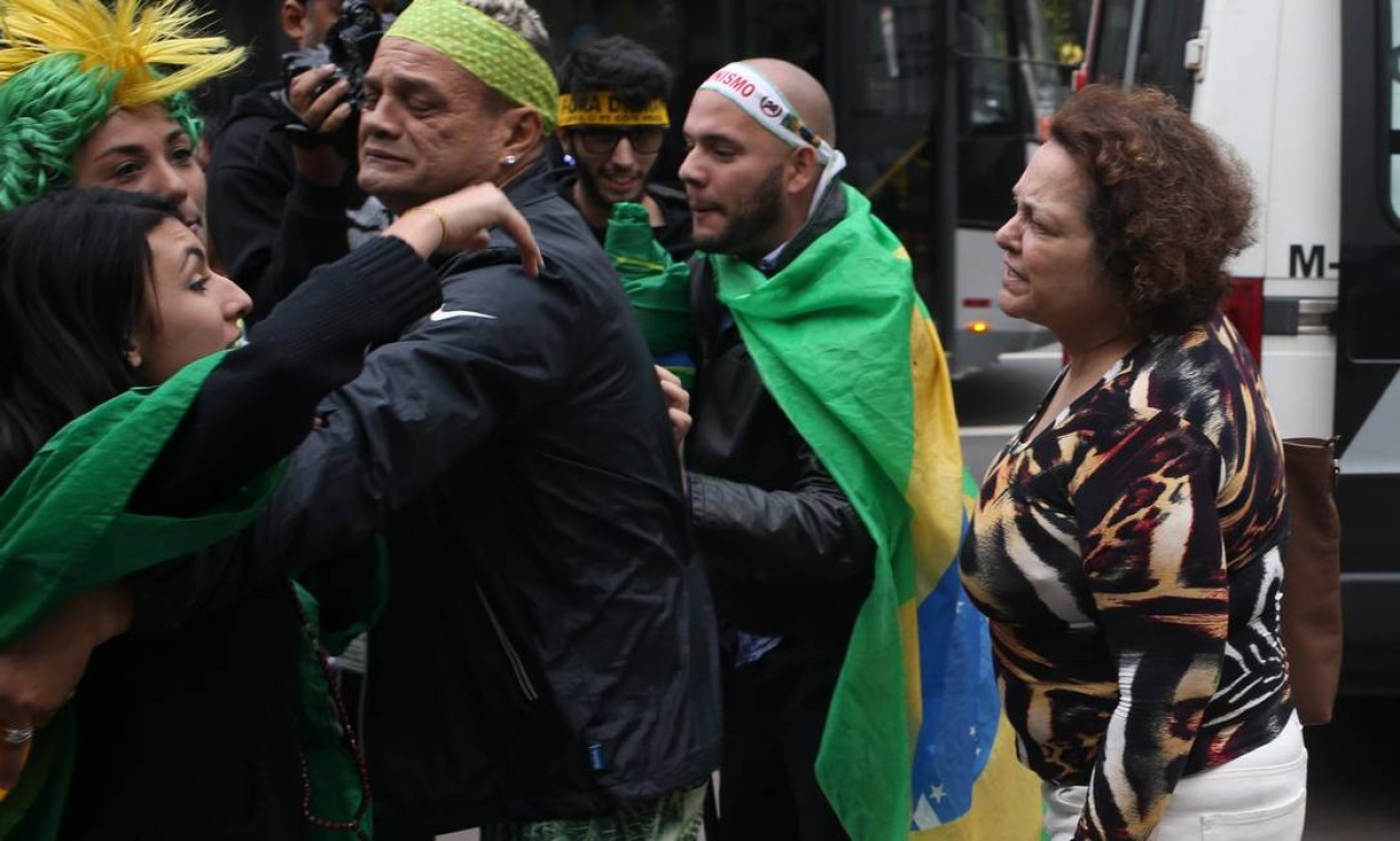 Manifestantes pró e contra o impeachment se encontram e discutem, na Avenida Paulista Foto: Pedro kirilos / Agência O Globo