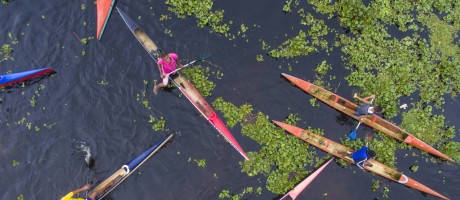 As canoas coloridas tomam o Rio de Contas, celeiro de Isaquias Queiroz em Ubaitaba (BA) Foto: Daniel Marenco / Agência O Globo