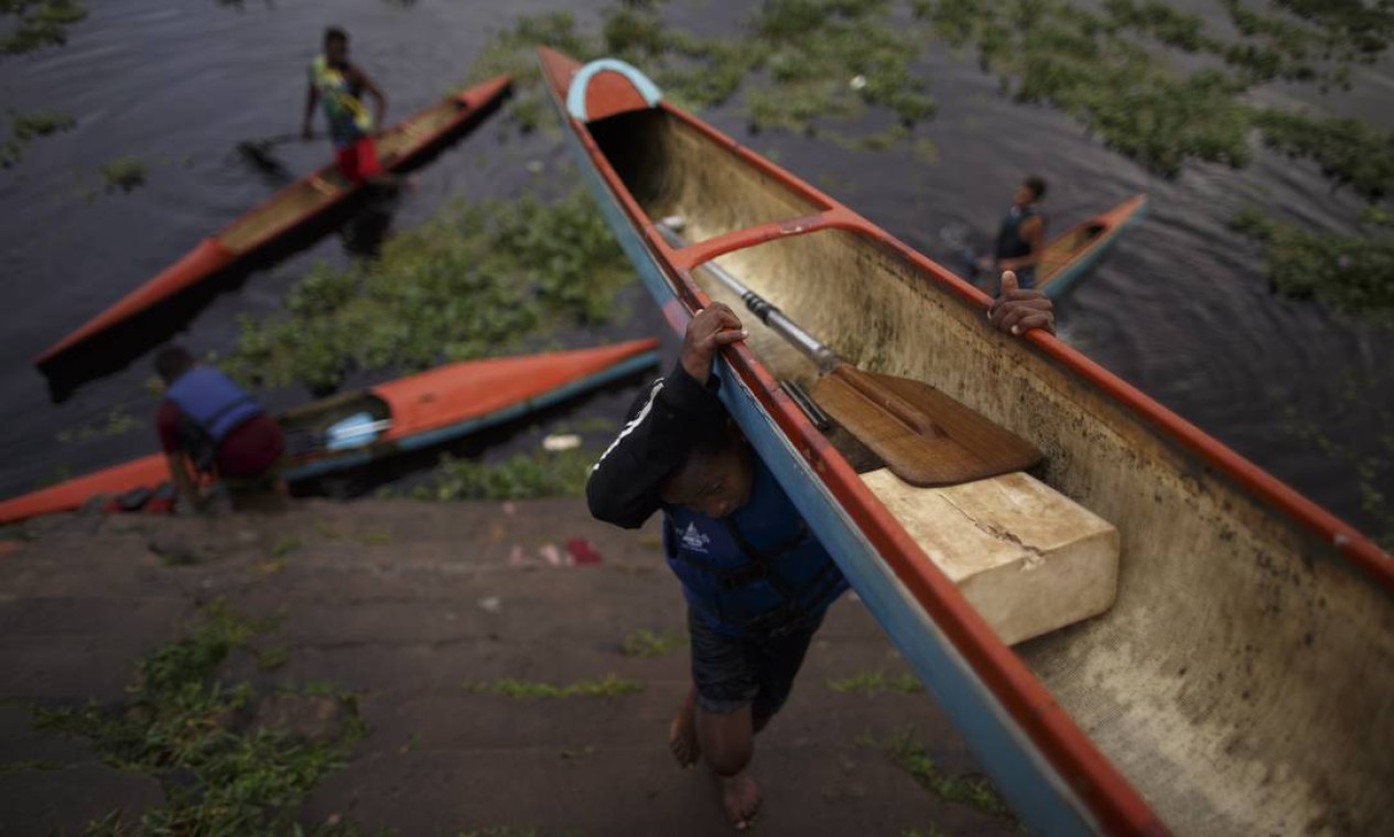 Remar de canoa no rio é algo que se começa desde cedo Foto: Daniel Marenco / Agência O Globo