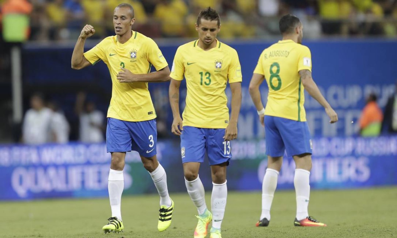 Miranda comemora o gol do Brasil que abriu o placar no jogo contra o Colômbia Foto: Andre Penner / AP