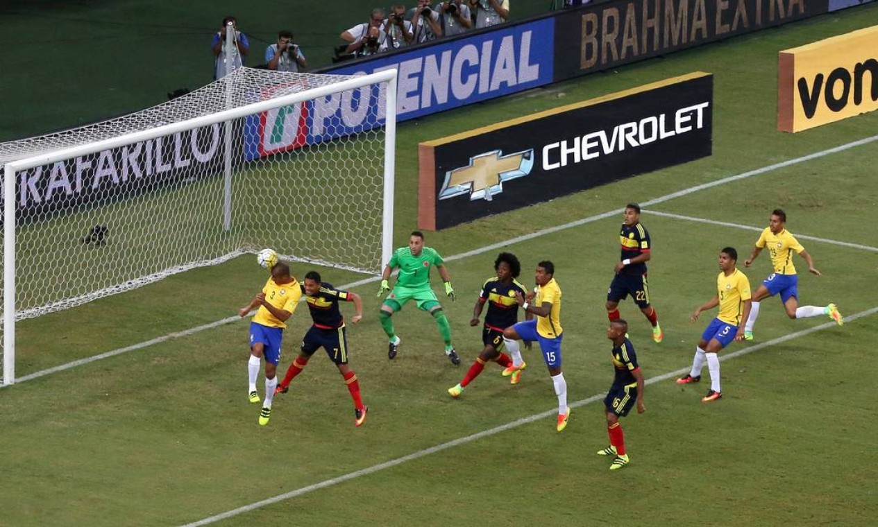 Miranda cabeceia para marcar o gol do Brasil sobre a Colômbia em Manaus Foto: PAULO WHITAKER / REUTERS