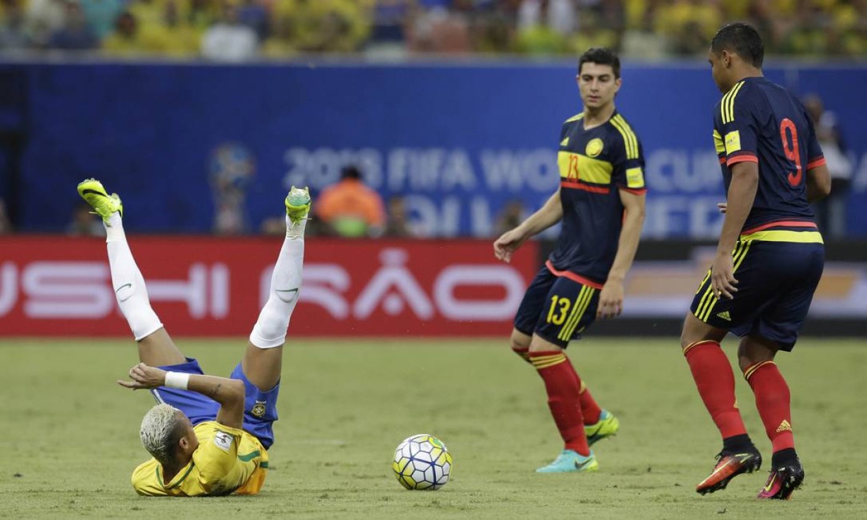Neymar cai sentado durante disputa de bola com a marcação colombiana Foto: Leo Correa / AP
