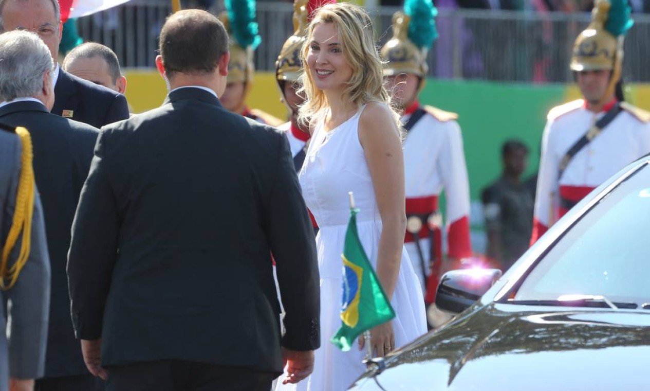 Marcela Temer apareceu publicamente como primeira-dama pela primeira vez no desfile do Dia da Independência, em Brasília Foto: Ailton Freitas / Agência O Globo