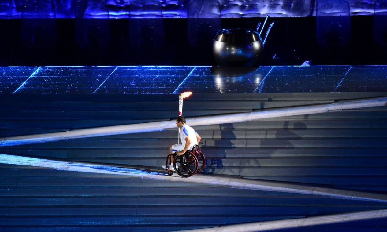 Clodoaldo Silva conduz a tocha paralímpica durante a cerimônia de abertura dos Jogos Paralímpicos Foto: TASSO MARCELO / AFP
