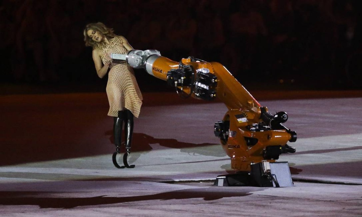 Amy Purdy dançou com um robô na cerimônia de abertura da Paralimpíada Foto: Agência O Globo