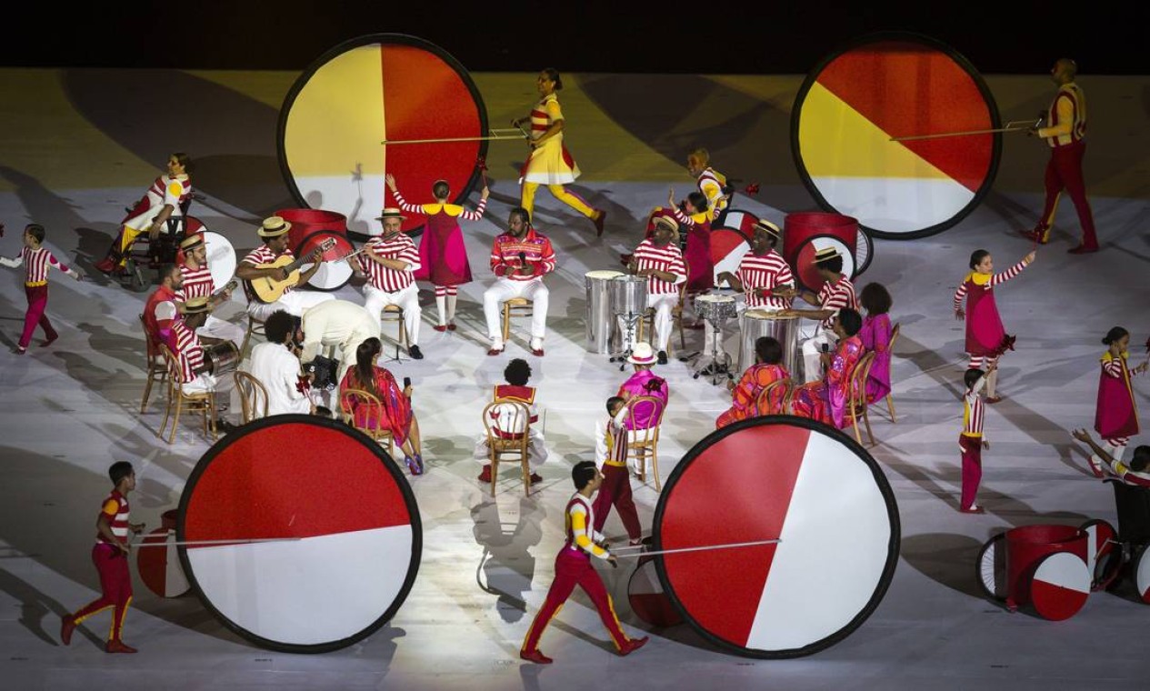Roda de samba com bambas foi uma das atrações do começo da festa Foto: Hermes de Paula / Agência O Globo