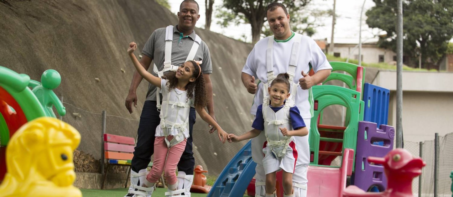 Nicole, de 9 anos, com o pai, Adriano Conceição; e Daniel, de 6 anos, com o pai, Fábio Gonçalves, em Nova Iguaçu Foto: Antonio Scorza / Agência O Globo
