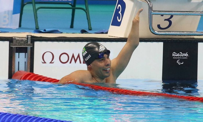 Daniel Dias celebra sua prata nos 100m peito no Estádio Aquático Foto: Marcelo Theobald / Agência O Globo