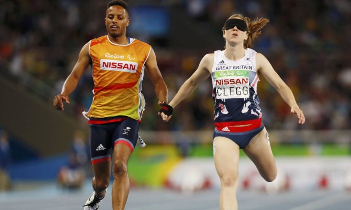 Chris Clarke e Libby Clegg correm para o ouro nos 100 metros
Foto: JASON CAIRNDUFF/REUTERS