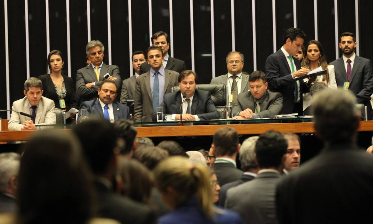 Sessão foi interrompida após 15 minutos de seu início e permaneceu assim por uma hora Foto: Ailton de Freitas / Agência O Globo