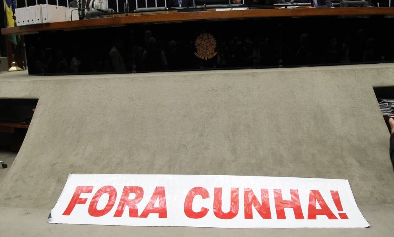 Deputados protestam no Plenário com pixuleco do Deputado Eduardo Cunha. Foto: Ailton de Freitas / Agência O Globo